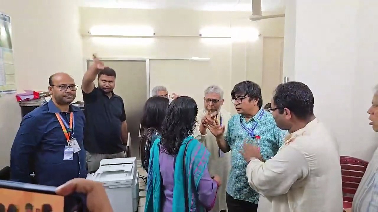 আমি একটু আগে ব্যালট বক্স নিয়ে যাওয়ার সময় এই ভিডিও করছিলাম। পেছনে ছাত্রদলের বাবর ও মশিউর রহমান রোজেন (৪০ ব্যাচ) ছিল। পরে রোজেন আমার কাছ থেকে ফোনটা নিয়ে, আমার ফোন থেকে ভিডিও ডিলিট করে দেয়। এটা নিয়ে আমি খুবই সঙ্কিত। আগামীকাল তাহলে কি অবস্থা হতে পারে?