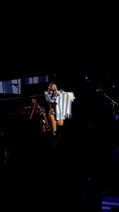 Katy Perry invitó a una mujer a cantar junto a ella en el escenario