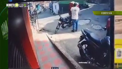 Así fue el impactante momento en que un bus choca contra una moto en Santo Domingo