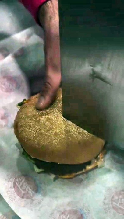 Hamburger with a 180g steak #Hamburger #SteakBurger #Delicious #FoodLovers #burger