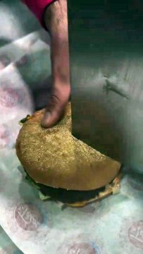 Hamburger with a 180g steak #Hamburger #SteakBurger #Delicious #FoodLovers #burger