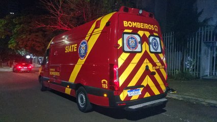 Jovem de 19 anos se machuca em batida de moto e carro no Centro de Cascavel