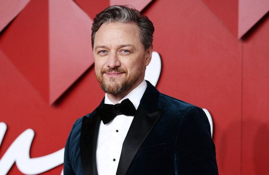 ジェームズ・マカヴォイ、トロントのバーでパンチされる！？