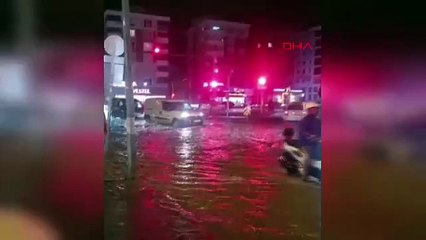 Sağanak yağış sele dönüştü; yollar sular altında kaldı