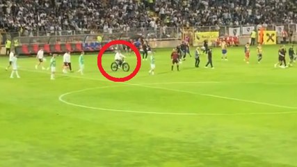 Cosa fa Rangnick? Entra in campo con la bici elettrica