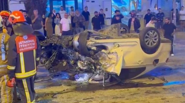 Ümraniye'de İETT otobüsü ile otomobil çarpıştı: 3 yaralı