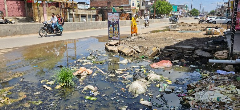 समय सीमा निकली, सडक़ निर्माण कार्य अधूरा, नहीं किया नाला व फुटपाद निर्माण