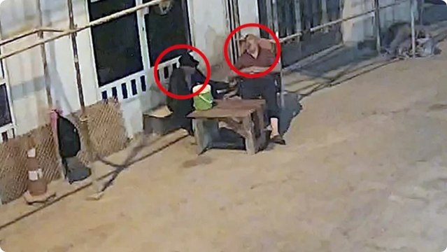 İnşaat önünde uyuyan bekçinin cebindeki telefonun çalınması kamerada