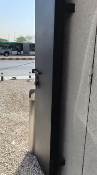 আসসালামু আলাইকুম ওয়া রাহমাতুল্লাহ। দেখেন তো একটি অবাক করা বিষয়। এটি হলো একটি দরজা এই দরজাটি ওয়ালের পাশে দুইটি পিলারের মধ্যে লাগানো এই যে দরজার তালা। এইখানে দরজা এবং তালা মারা কেন?