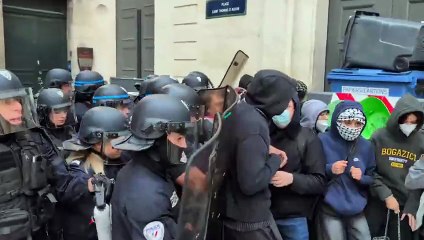 🚨🇫🇷 FLASH | La police intervient à Sciences Po, où des manifestants bloquent l’entrée de l'établissement.