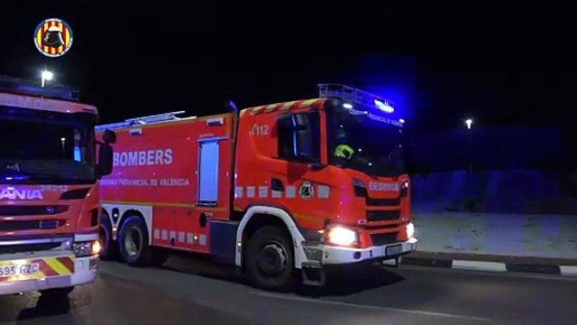 Un incendio forestal en Buñol cerca del casco urbano obliga a la evacuación de 20 vecinos de casas de campo