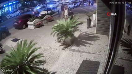 Gözüne kestirdiği saksıdaki çiçeği sökerek götürdü