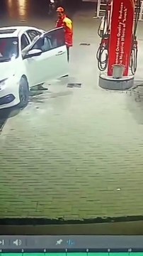 Car 🚘 ki tanki full krwa ke petrol pump say farar