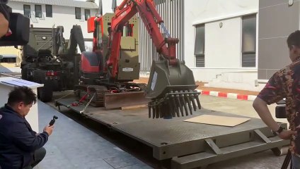 สุดยอด! นศ.วปอ.67 พัฒนารถตักหุ้มเกราะต้นแบบ "ทำลายทุ่นระเบิด" ส่งมอบ ทบ.(มีคลิป)-02