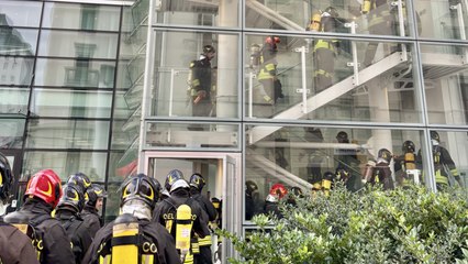 Milano, la scalata simbolica dei vigili del fuoco: su e giù sulla Torre Galfa per ricordare i colleghi di New York morti l'11 settembre 2001