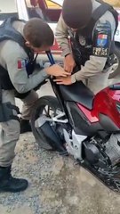 Polícia encontra revólver escondido embaixo de assento moto