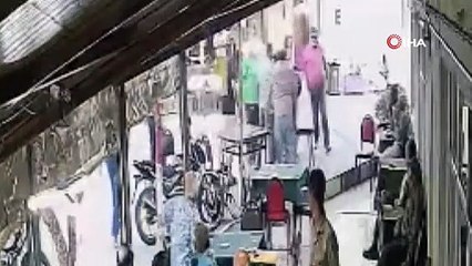 Oğlu dövülen kadının, adama attığı dayak kameraya yansıdı