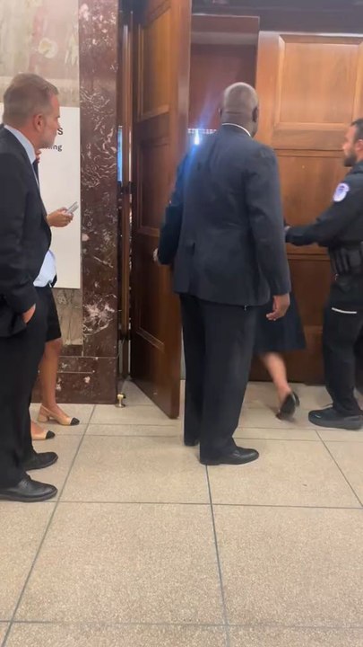 The America Women Police Officer arrested by his truth about president Trump