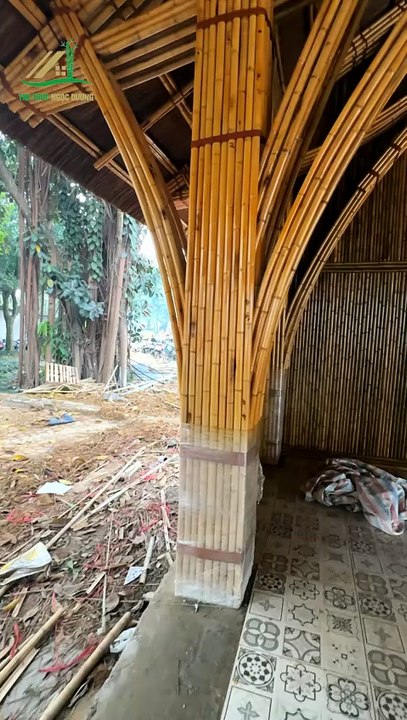 Giữa không gian xanh mát, một ngôi nhà tre mái lá khẽ hiện ra - Tre trúc Ngọc Dương