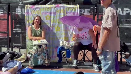 Los fans esperan ya María Becerra en la plaza Mayor de Valladolid