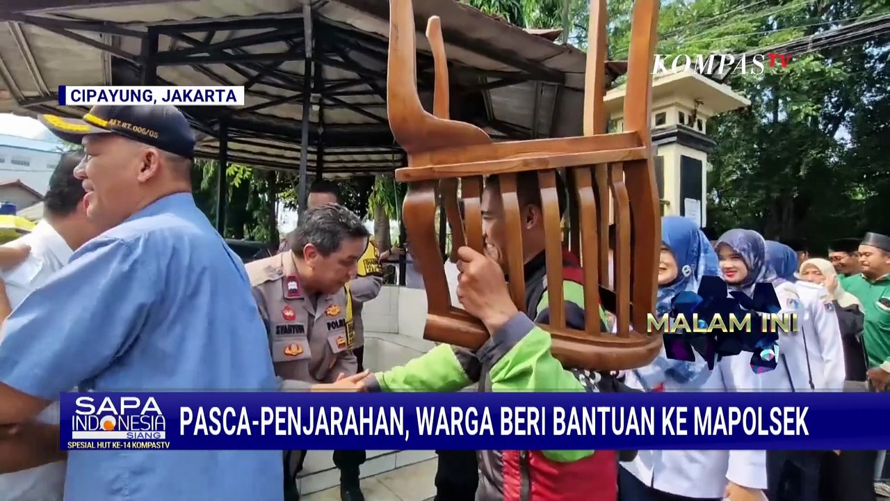 Warga Cipayung Serahkan Bantuan untuk Kantor Polsek yang Dijarah & Dirusak