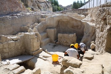 Yolun altından tarih çıktı! Bin 500 yıl öncesine tarihlendiriliyor