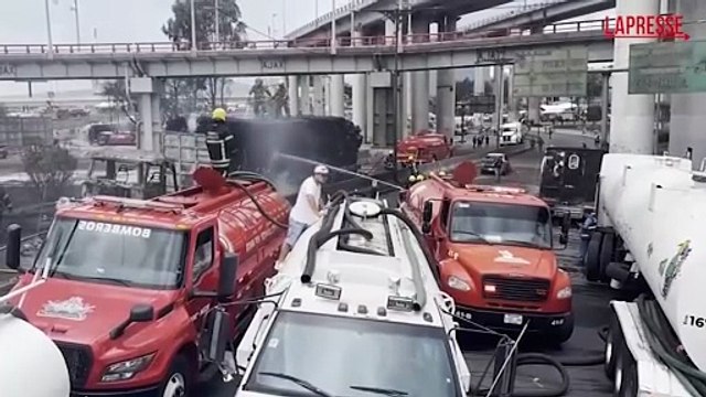Citt? del Messico, autocisterna carica di benzina si ribalta e esplode: ci sono morti e feriti