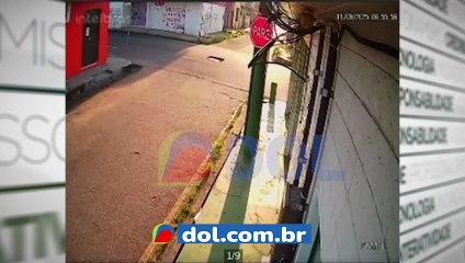 Motoqueiros são atropelados por ônibus