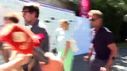 Escassi reaparece con muletas: el motivo por el que tiene que andar con ellas