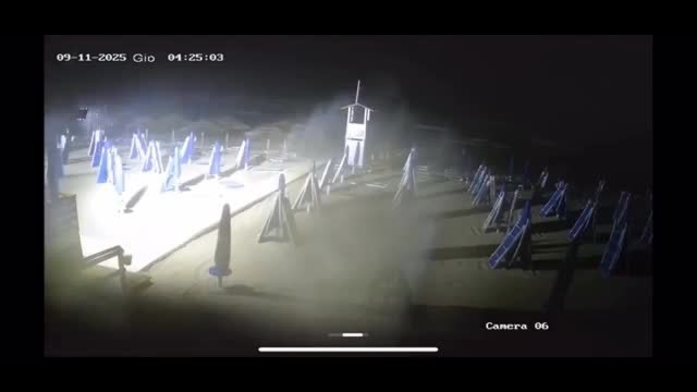 Ugento, il lido spazzato via dalla tromba d'aria: le immagini della devastazione riprese dalle telecamere di videosorveglianza