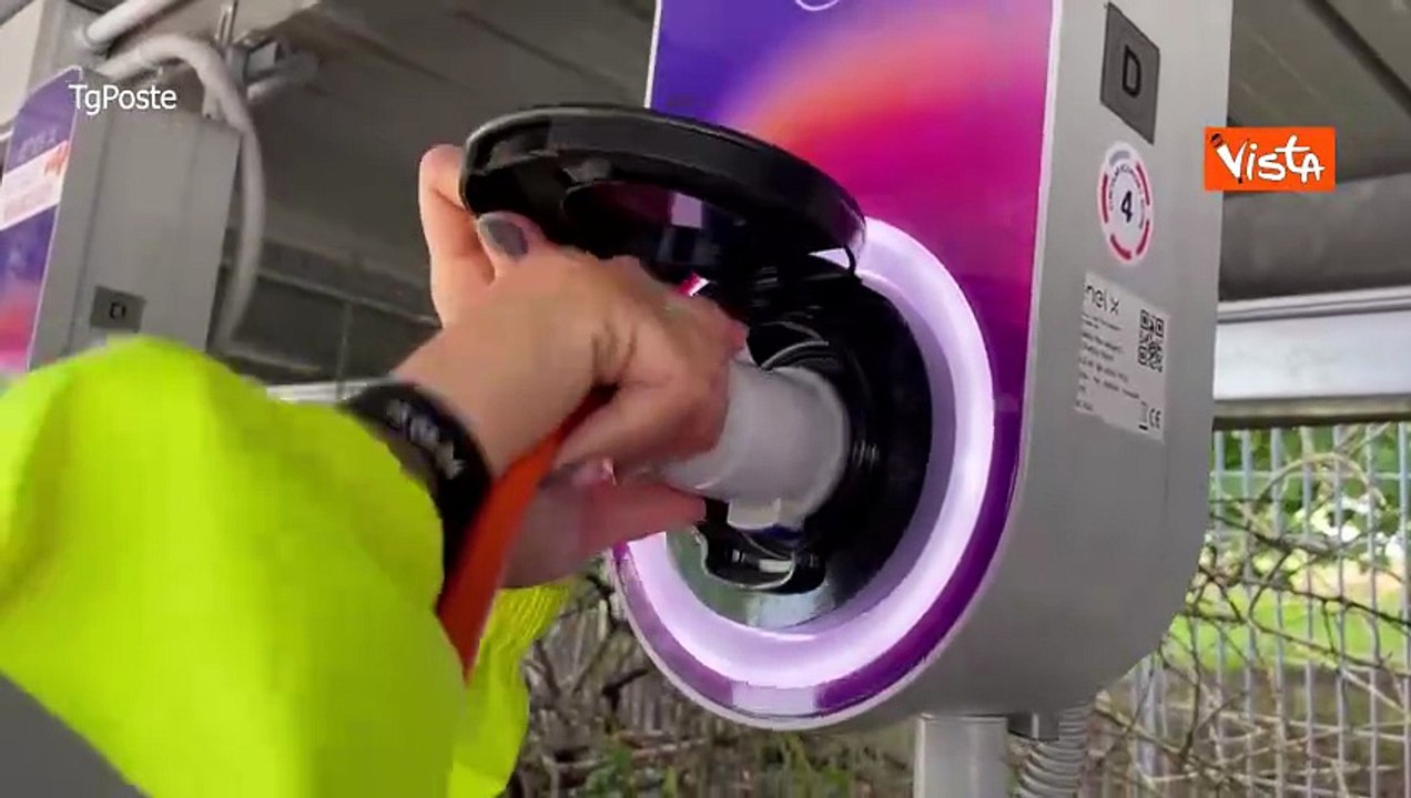 Poste Italiane presenta la nuova flotta green, 300 nuovi mezzi per lettere e pacchi, il servizio