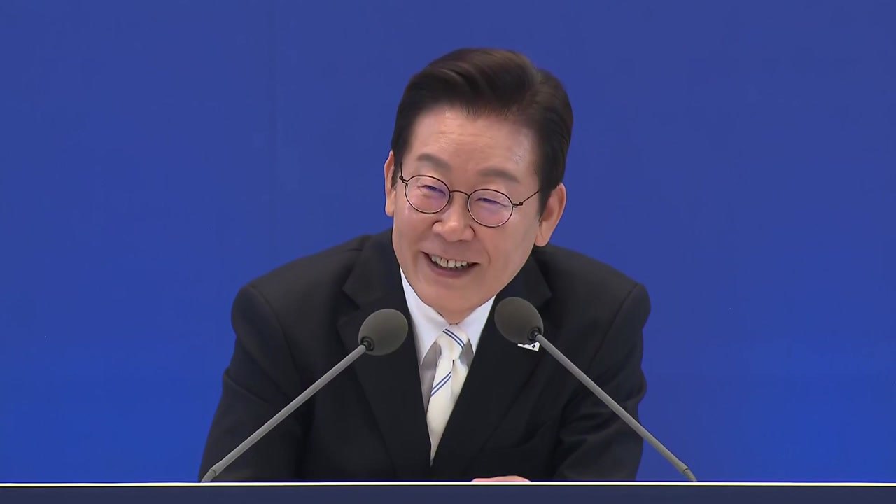 이 대통령 "징벌 배상, 언론중재법으로 건들지 말라" / YTN