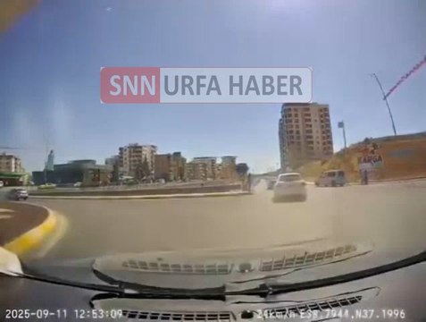 Şanlıurfa’nın Karaköprü ilçesinde iki otomobilin çarpışması sonucu meydana gelen trafik kazasında araçlarda büyük çapta maddi hasar oluştu.