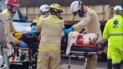 Mulher teria entrado repentinamente na frente de caminhão e precisou ser reanimada várias vezes na BR-277