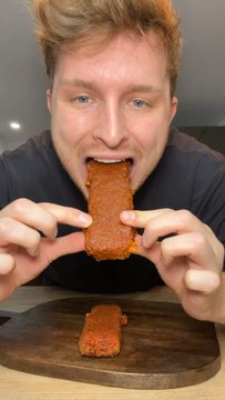 La recette des Chili’s Mozzarella Sticks 😱✨ C’est vraiment la recette à ne pas manquer… elle est incroyablement bonne 😍✨ Et puis, avouons-le, c’est toujours un plaisir de manger du fromage bien filandreux comme ça 😉🧀💪