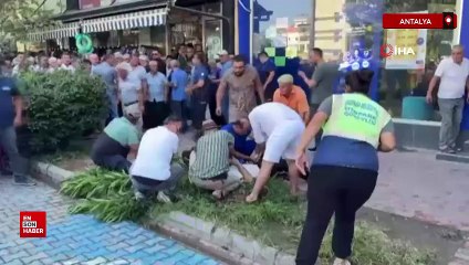 Antalya'da eşiyle yolda yürürken silahlı saldırıya uğrayarak bacaklarından vuruldu
