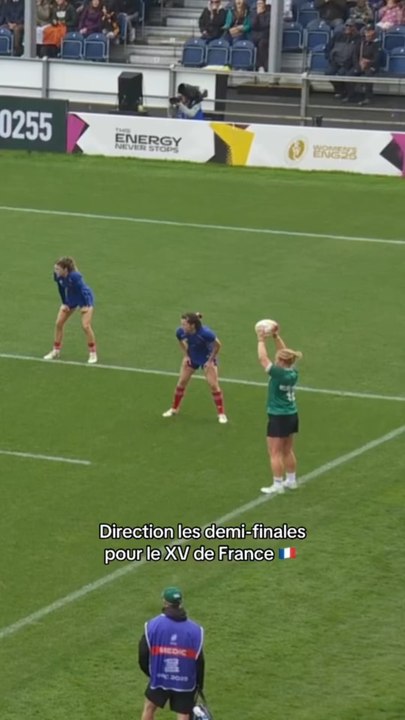🔥 France 18-13 Irlande — Les Bleues renversent tout pour filer en demi-finale 🏉Menées 13-0 à la mi-temps, elles ont su puiser dans leurs ressources, avec des essais de Charlotte Escudero et Joanna Grisez, pour inverser la tendance.