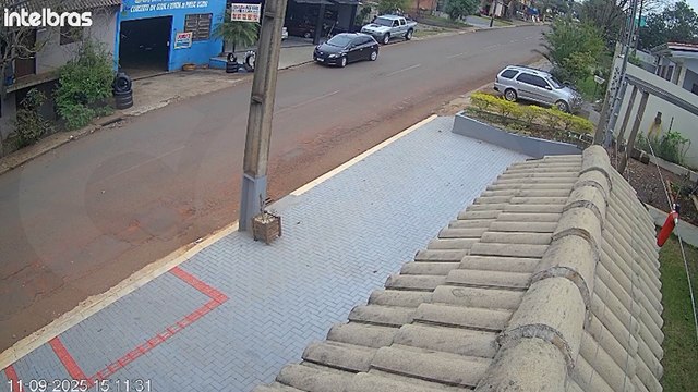 Vídeo: Veja momento em que assaltantes armados roubam caminhonete resultando em confronto armado no Cascavel Velho