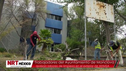 Trabajadores del Ayuntamiento de Monclova realizan labores de limpieza en el exterior de AHMSA