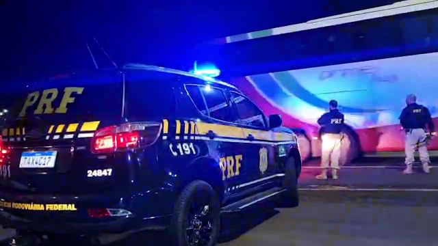 PRF realiza fiscalização de trânsito na BR-277, perto do Trevo da Portal