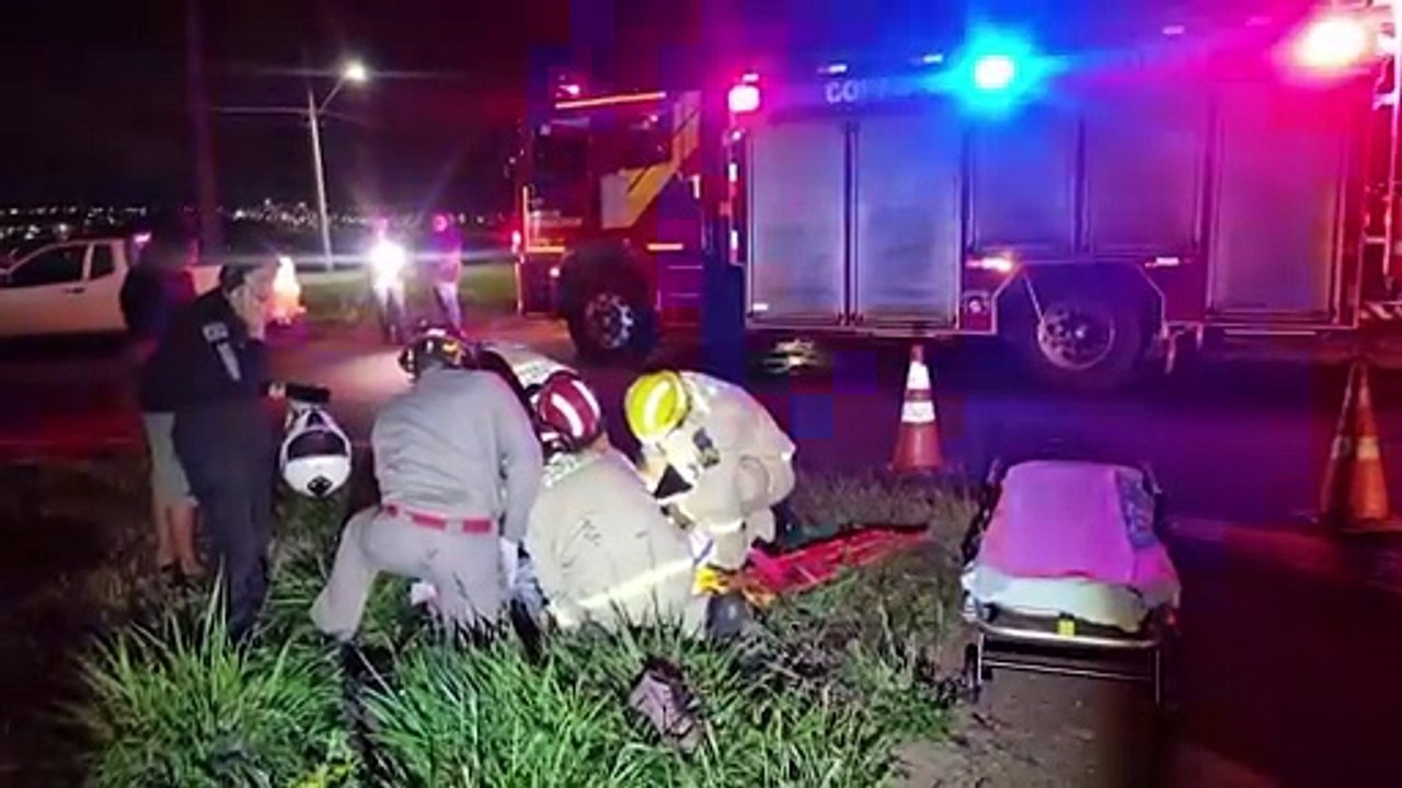 Motociclista sofre lesões moderadas ao colidir contra Fiat Strada na BR-467 em Cascavel