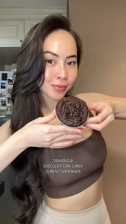 Craving manis tengah malam? Cuma punya 2 bahan? Ini dia chocolate cake lumer tanpa mixer, tanpa oven, cuma 15 menit udah jadi