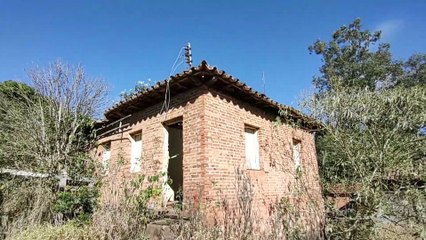 CASARÃO ABANDONADO COM MORADORES INUSITADOS, QUARTO COM DESENHOS MISTERIOSOS E BARULHOS SINISTROS
