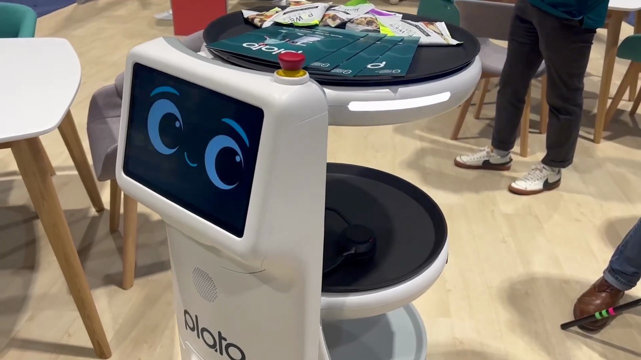 ANIMATION ROBOT PLATO : L’allié FUN et FUTURISTE de vos ÉVÉNEMENTS B2B !