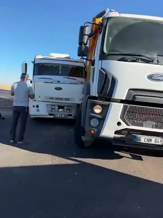 Şanlıurfa Suruç’ta İki Kamyon Çarpıştı