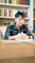 El niño que sufrió 10 años de abuso resulta ser el heredero de un imperio multimillonario!