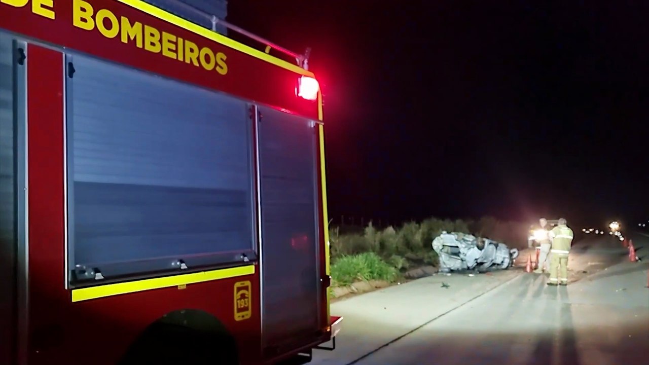 Homem morre após carro capotar diversas vezes e pegar fogo na BR-163 em Cascavel