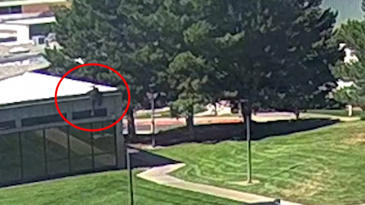 Una cámara de seguridad graba la huida del presunto asesino del líder conservador Charlie Kirk