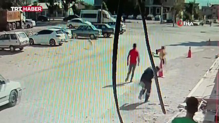 Hatay'da sokak köpeklerinin saldırdığı çocukları çevredekiler kurtardı