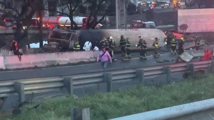 El Gobierno mexicano continúa la investigación tras la explosión masiva de un camión cisterna de gas